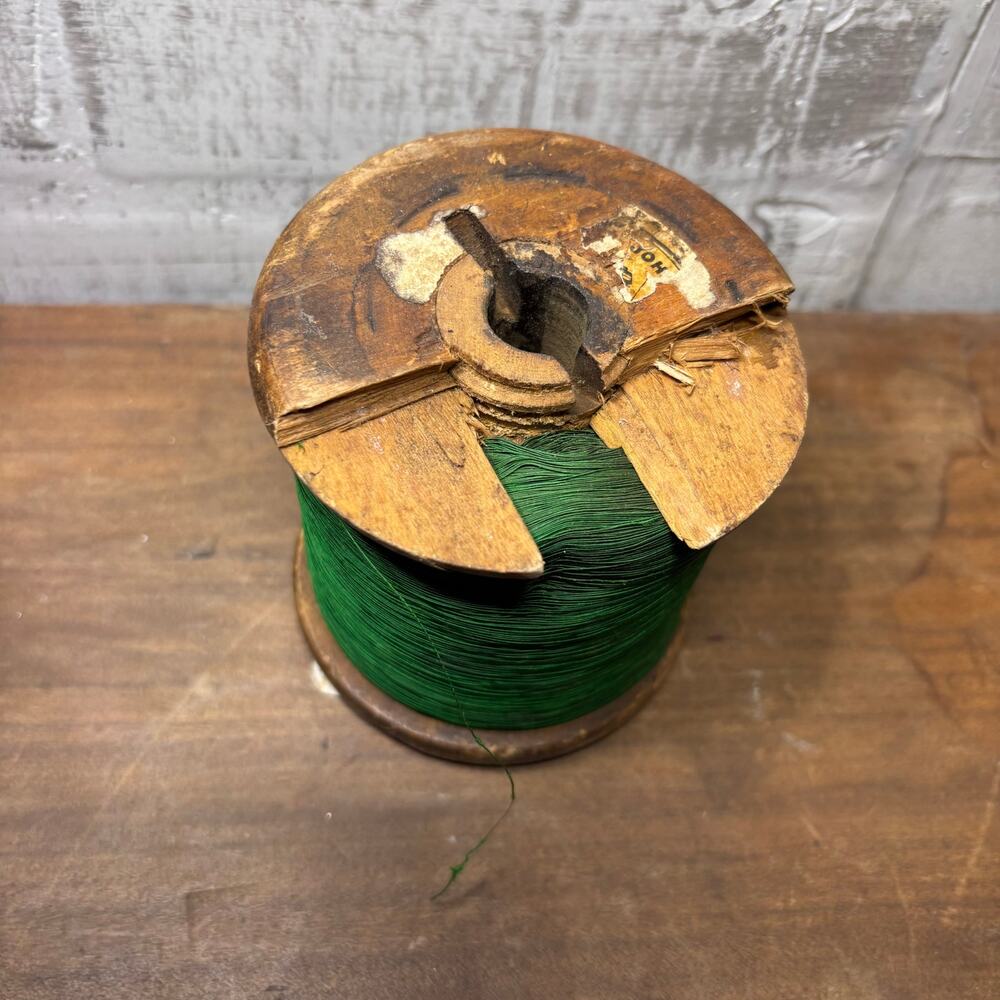Vintage Wooden Spool with Emerald Green Thread - Picture 3 of 4